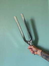 ส้อมเสียงความถี่ 639 เฮิรตซ์ ความแม่นยำสูง |   ด้วยค้อน |   สำหรับการบำบัดด้วยเสียงและการบำบัดรักษา - Product Image 4