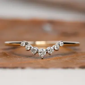 Alliance de mariage en diamant naturel rond incurvé avec technologie de sertissage en bélière pour cadeaux - Product Image 1