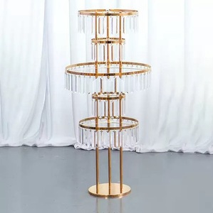 Grande décoration de table suspendue en métal doré et cristal, centre de table moderne pour mariage avec support à fleurs et bougeoirs - Product Image 2