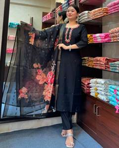 Nueva Kurti Estampada Digitalmente y Bordada, Colección Elegante para Mujer, Tela Suave de Georgette y Seda, Combinación de Colores Impresionante - Product Image 6