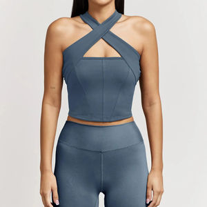 Ensemble de yoga respirant et léger, haut de sport à dos nu et short de sport taille haute à effet galbant, couleur unie - Product Image 1