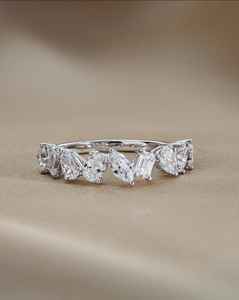 Anillo de boda de media eternidad con diamantes cultivados en laboratorio de múltiples formas, oro sólido de 14k, apilable, minimalista y brillante, para pareja. - Product Image 2