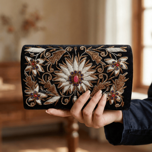 Bolso de Mano de Lujo con Bordado Zardozi, Diseño de Rosas, Patrones Florales Cuadrados y de Corazones, Forro de Satén, Cadena de Perlas y Solapa - Product Image 6