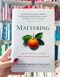 Mattering de Jennifer Breheny Wallace, libro de bolsillo sobre psicología, autoayuda, sentido de la vida, bienestar y crecimiento personal. - Product Image 2