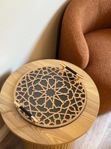 Plateau noir avec design doré et verre au look élégant parfait pour servir la vanité décorative et le présentoir de table festif - Product Image 5