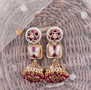 ต่างหูสไตล์รอยัลราจวดีเรืองแสง Jhumka ที่มีการบิดแบบดั้งเดิมสำหรับชุดฟิวชั่นต่างหูผู้หญิงแฟชั่นสำหรับใส่ไปงานปาร์ตี้ - Product Image 2