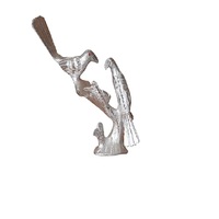 Sculpture en aluminium de deux oiseaux sur une branche avec finition argentée, élégante statue décorative d'oiseaux pour la décoration de la maison, du bureau ou de la table.