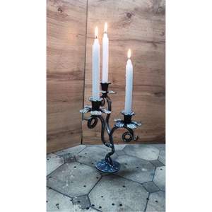 Portavelas de Metal Hecho a Mano con Diseño Floral para 2 Velas |   Candelabro de Hierro Bronce Antiguo al por Mayor, Centro de Mesa Decorativo para Eventos y Hogar - Product Image 6