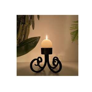 Bougeoir en bronze antique avec art artisanal orné de défilement et beauté classique pour pièce maîtresse de maison ou d'événement - Product Image 6