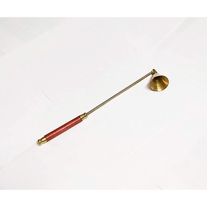 Éteignoir à bougie en laiton de 10 pouces de long avec poignée d'extinction à mèche sûre Accessoires de parfum en bois pour prévenir les brûlures de cire - Product Image 1