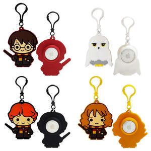 Ella. Accesorios al por mayor: Llavero metálico oficial con licencia, duradero, paquete de 4 unidades - Esenciales de parque temático, clásicos atemporales - Product Image 1