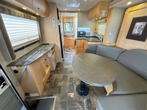 Vendedor Verificado de Autocaravana Usada L-e-i-s-u-r-e T-r-a-v-e-l U-n-i-t-y U24MB 2012, Lista para Viajar - Product Image 2