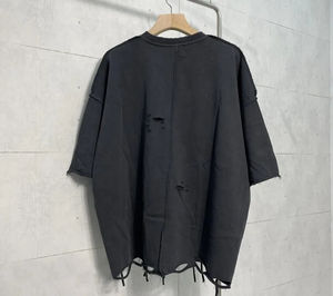 เสื้อยืดผู้ชายคุณภาพสูงแบบครอป ดีไซน์ขาดๆ เท่ๆ ทรงหลวม โอเวอร์ไซส์ แฟชั่นสำหรับผู้ชาย MOQ ต่ำ ราคาถูก - Product Image 3