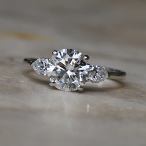 แหวนหินสามก้อนทรงกลม7มม. ประดับด้วยหินด้านลูกแพร์เครื่องประดับเจ้าสาวชุบทองเงิน925ขายส่ง - Product Image 3