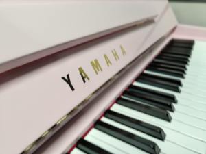 Piano droit classique Yamaha U1E rose, importé du Japon, artisanat supérieur, haute qualité, finition rose, performances fluides - Product Image 3