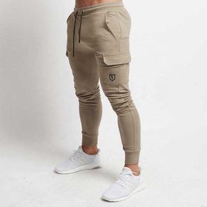 Joggers de alta calidad para hombre con logotipo bordado personalizado Pantalones de chándal de algodón ligero con mallas de tela muy suave - Product Image 2