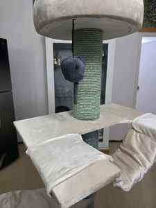 Árbol rascador moderno para gatos, tipo torre multinivel, con cama de felpa, postes rascadores verticales de PVC resistente y cuerda de sisal, juguete colgante para interiores - Product Image 2