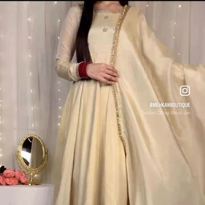 Robe Anarkali en soie chinon blanc cassé, soie chinon avec broderie, séquence et travail de codding Dori, Anarkali avec pantalon et dupatta - Product Image 1
