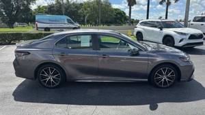 Toyota Camry SE 2023 Automatique Traction Avant Sièges en Cuir Toit Ouvrant Panoramique Phares à LED - Product Image 4