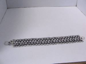 Pulsera de Metal Chapada en Oro de Moda con Patrón Geométrico, Incrustaciones de Diamantes y Perlas, Estilo Religioso para Fiestas - Product Image 1