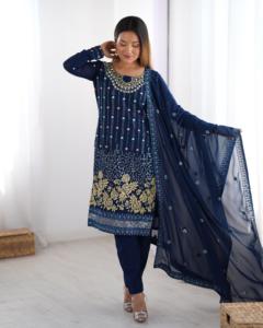 Salwar Kameez moderne à coupe droite pour femmes - Vêtement indien à séchage rapide pour les occasions festives et de fête - Product Image 1