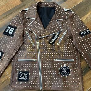 Veste en cuir cloutée de couleur personnalisée classique Manteau de motard fait à la main Logo personnalisé disponible Vestes en cuir cloutées respirantes - Product Image 5