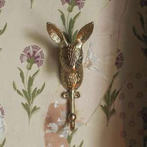 Crochets muraux élégants en laiton antique présentant les dernières tendances en matière de design pour les intérieurs de maison crochets muraux au fini poli doré - Product Image 3