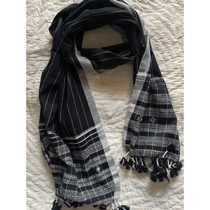Écharpe hijab en coton tissé à la main pour filles, imprimé ethnique à rayures verticales, couleur anthracite – pour l'hiver et l'été - Product Image 1