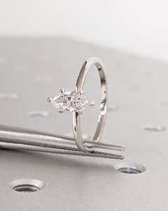 Marquise Shape Lab Grown Diamond Solitaire Bagues de fiançailles et d'anniversaire Bagues en or blanc pur 14K Bagues faites à la main Design minimaliste - Product Image 2