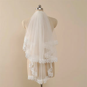 Un chef-d 'œuvre montre parfaitement votre glamour et votre charme Design délicat avec un peigne argenté Voile de mariée floral à deux niveaux - Product Image 1