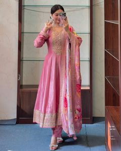 Anarkali rose cendré, Kurti évasé, pantalon, dupatta, soie banane, travail de zari doré, Anarkali entièrement évasé, haut, pantalon avec dupatta imprimé - Product Image 4