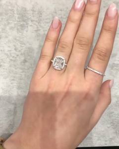 Anillo de compromiso de diamantes con corte de cojín de 10x8mm | Halo Pave Band Plata de ley chapada en oro de 18 quilates | Boda nupcial minimalista fina - Product Image 1