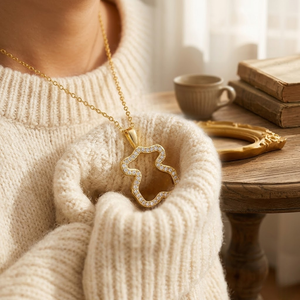 Collar con Colgante de Oso de Alta Calidad, Joyería de Resina y Cobre con Baño de Oro - Product Image 1