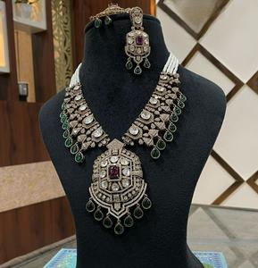 Ensemble de collier et boucles d'oreilles en or plaqué de qualité supérieure, style Kundan, pour collection de mariage, pour femmes - Product Image 1