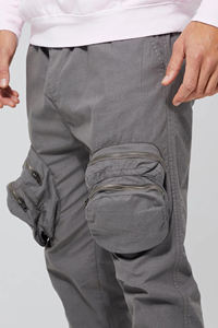 Pantalones Deportivos de Alta Calidad para Hombre, Logotipo Personalizado Impreso, Color Gris Sólido con Bolsillos Laterales y Delanteros con Cremallera, Pantalones Deportivos Urbanos para Hombre - Product Image 4