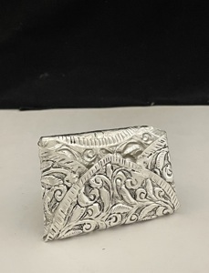 El mejor regalo de la historia: tarjetero plateado rectangular con diseño antiguo grabado en relieve, regalo de decoración para bodas - Product Image 2