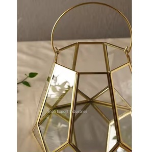 Lanterne à bougie ouragans en verre faite à la main avec cadre en métal doré pour les décorations de mariage et d'événements - Product Image 2