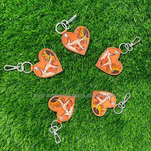Porte-clés en cuir sculpté à la main porte-clés tournesol en forme de coeur accessoires en cuir couleur porte-clés mignons pour unisexe - Product Image 5