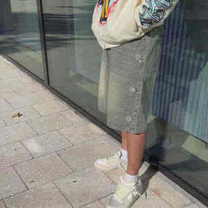 Pantalones cortos de mezclilla 100% para hombre más exigentes, pantalones cortos de calle de mezclilla lavados con tiras laterales de verano con diamantes de imitación holgados - Product Image 4