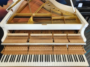 Piano de cola Yamaha C3A de 88 teclas, blanco pulido, estilo clásico, montaje en suelo, tapete de sonido de madera 4634681 - Product Image 6