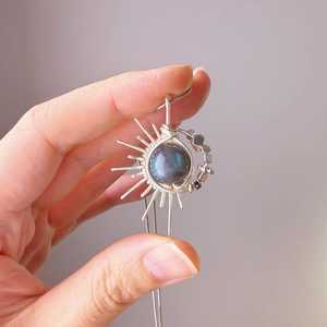 Collier fait main Sunburst Wire Wrapped Design vintage unique avec cristaux de pierre de lune Labradorite naturelle bijoux plaqués or - Product Image 3