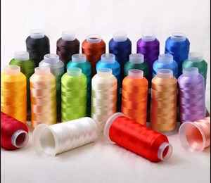 Fil à coudre torsadé en filament de polyester haute ténacité Technique de tissage fin pour le quilting et la broderie Finition lisse Motif teint - Product Image 1