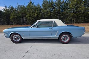 Ford Mustang Coupé de 1965 Usado en Buen Estado, Restaurado, Motor V8 de 289 Pulgadas Cúbicas, Dirección Asistida, Techo de Vinilo - Product Image 2