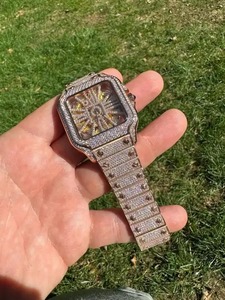 Montre pour homme en or rose avec diamants Moissanite, dotée d'un cadran bicolore saisissant et d'un accent décoratif en bande de diamants. Cette montre de luxe - Product Image 4