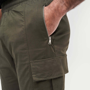 Pantalones cargo utilitarios inspirados en la ropa de trabajo para hombres con bolsillos profundos de tela fuerte y un ajuste de pierna recta relajado - Product Image 3