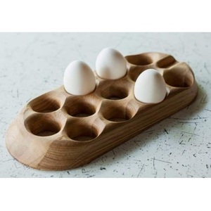 Estante de huevos de madera sostenible para cocinas ecológicas hecho de madera reciclada que ofrece un aspecto rústico natural - Product Image 1