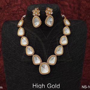 Ensemble de collier Kundan court à motif fantaisie plaqué or pour fête - Product Image 1