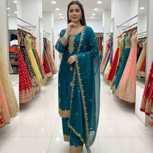 ชุดทันสมัยสำหรับงานแต่งงาน ประดับด้วยงานปักเลื่อมและลูกปัด ประกอบด้วยเสื้อท่อนบน กางเกงขายาว และผ้าคลุมไหล่ - Product Image 4