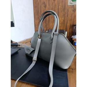 Grand sac fourre-tout décontracté en cuir pleine fleur gris pour femmes avec mini pochette personnalisée OEM ODM - Product Image 4