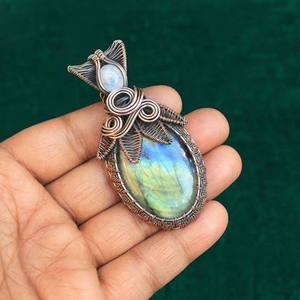 Pendentif en laiton plaqué or vintage HARI OM CREATIONS Labradroit Gem Malachite en forme de pyramide, enveloppé de fil, pierre de naissance, mariage, vente en gros - Product Image 2